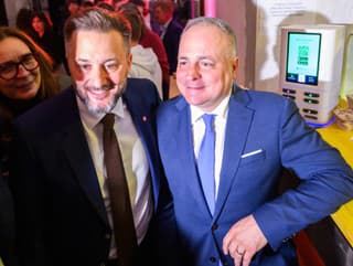 Na snímke sprava úradujúci