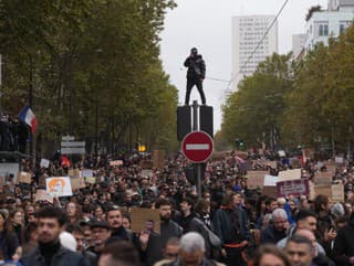 Protestujúci pochodujú počas demonštrácie
