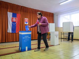 Volička vhadzuje obálku s