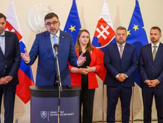 Na snímke zľava podpredseda
