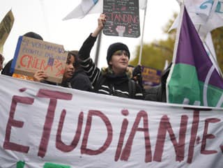 Študenti pochodujú počas protestu