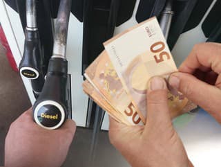 Benzín u nás klesol,