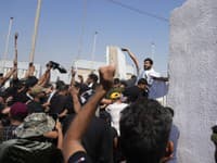 Protesty pred vládnou budovou v Iraku.