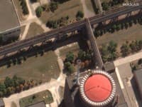 Na satelitnej snímke spoločnosti Maxar Technologies obrnené transportéry pred areálom Záporožskej jadrovej elektrárne, ktorú okupuje ruská armáda na juhu Ukrajiny v pondelok 29. augusta 2022.