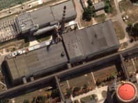 Na satelitnej snímke spoločnosti Maxar Technologies nedávne poškodenie strechy budovy susediacej s niekoľkými jadrovými reaktormi  Záporožskej jadrovej elektrárne, ktorú okupuje ruská armáda na juhu Ukrajiny v pondelok 29. augusta 2022.