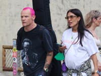 Flea v uliciach so svojou tehotnou partnerkou. 