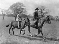 Alžbeta na koni počas hodiny jazdectva vo Windsorskom parku v apríli 1935.