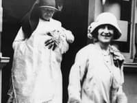 Snímka z krstu Alžbety 29. mája 1926, vpravo jej matka