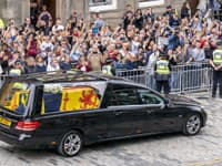 Rakvu Alžbety II. priniesli do Edinburghu.