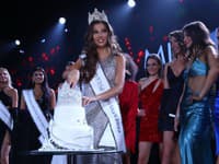 Karolína ako nová Miss Universe 2022 rozkrájala počas večera aj tortu.
