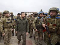 Volodymyr Zelenskyj s ukrajinskými vojakmi