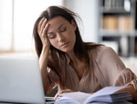 Únava z nočných šícht si vybrala daň! Žena vyšla z domu bez nohavíc, VIDEO baví celý internet