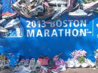 Útok na Bostonský maratón si vyžiadal tri obete. Mnoho zranených prišlo o končatiny.