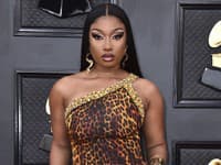 Slávny spevák sedí za POSTRELENIE kolegyne: Fanúšikovia jej NEVERIA... Vytočená im poslala ODKAZ!!