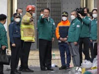 Juhokórejský prezident  (v strede vľavo) navštívil miesto tragédie