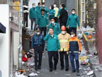 Juhokórejský prezident  (v strede vľavo) navštívil miesto tragédie