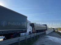 V dôsledku zrážky došlo k úniku väčšieho množstva mlieka, ktoré bolo v jednom z vozidiel prepravované