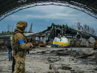 Na snímke je zničené lietadlo An-225 Mrija