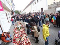 Ľudia prišli zapáliť sviečku na Zámockú ulicu v Bratislave a dať posledné zbohom Jurajovi a Matúšovi. 