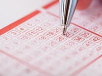 Z úplnej náhody MILIARDÁRI: Skupina SENIOROV vyhrala štvrť miliardy eur v lotérii! Peniaze si nechcú nechať