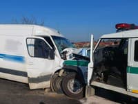  Pri Holíči sa zrazilo policajné auto s dodávkou