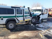 Pri Holíči sa zrazilo policajné auto s dodávkou