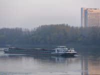 Na snímke uviaznutá loď na Dunaji