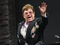 Elton John vystupuje na