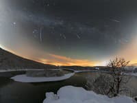 Maximum meteorického roja Geminid v roku 2018 nad Sečskou priehradou.