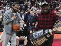 Drake počas nočného zápasu