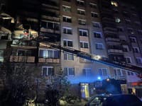 Požiar vypukol v byte na druhom poschodí krátko pred polnocou