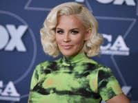 Sexica (50) z Dva a pol chlapa šokuje: S manželom pózovali nahí... Na penis mu uviazali mašľu!