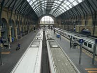 Vlaky sú zaparkované na nástupištiach na stanici Kings Cross v Londýne.