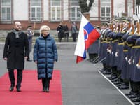 Minister obrany Jaroslav Naď privítal nemeckú kolegyňu Christine Lambrechtovú a symbolicky si prevzal kľúče od tanku Leopard 2A4