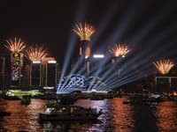 Hong Kong privítal nový rok nádherným ohňostrojom, ktorý bol zosynchronizovaný z viacerých budov. 