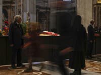 Rozlúčka verejnosti s emeritným pápežom Benediktom XVI.