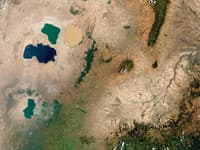 Satelitná snímka troch viacfarebných jazier v Etiópii.