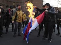 Protestujúci pálili vlajky Francúzsko
