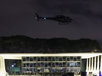 Vrtuľník letí nad palácom Planalto po tom, čo ho prepadli a poničili prívrženci brazílskeho bývalého prezidenta Jaira Bolsonara