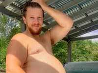 Danny Wakefield (36) hrdo predstavuje svoj tehotenské brucho na fotke z roku 2020.