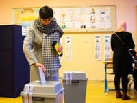 Predsedníčka Poslaneckej snemovne Parlamentu ČR Markéta Pekarová Adamová vkladá obálku s hlasovacím lístkom do volebnej schránky