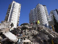 Záchranári prehľadávajú trosky budov v tureckej Adane