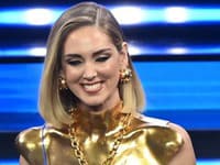 Slávna kráska neprestáva šokovať: Prsia obalené v zlate a na krku maternica!