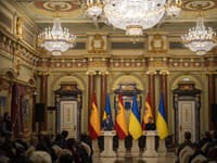 Ukrajinský prezident Volodymyr Zelenskyj a španielsky premiér Pedro Sánchez na spoločnej tlačovej konferencii v Kyjeve. 