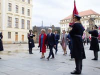 Český novozvolený prezident Petr Pavel so svojou manželkou Evou prichádza na Pražský hrad.