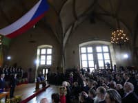 Novozvolený český prezident Petr Pavel (vľavo) skladá prísahu počas jeho inaugurácie na Pražskom hrade.