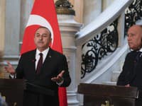 Turecký minister zahraničných vecí Mevlüt Čavušoglu na návšteve Egypta.