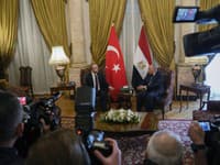 Turecký minister zahraničných vecí Mevlüt Čavušoglu na návšteve Egypta.