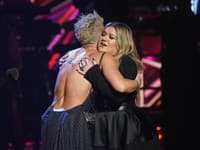 Kelly Clarkson, Pink