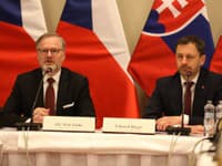 Český premiér Petr Fiala a slovenský premiér Eduard Heger na rokovaní vlád SR a ČR v Trenčíne